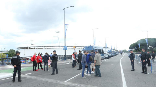 Con đường dẫn vào sân vận động Toulouse được lực lượng an ninh bảo vệ nghiêm ngặt cả ngày đêm. Ảnh: M.Q