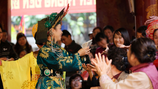 Phát lộc - khoảnh khắc vui nhất của cô đồng và khách. Ảnh: Hồng Vĩnh