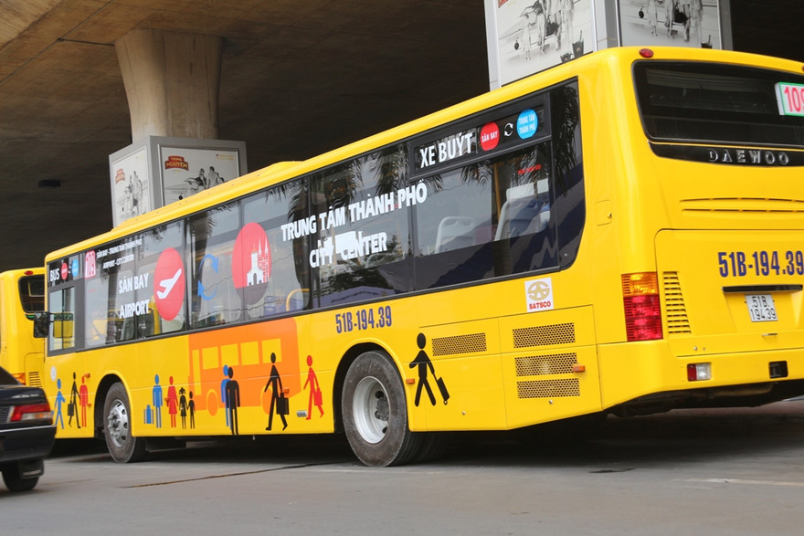 Xe buýt chất lượng cao từ sân bay Tân Sơn Nhất vào trung tâm thành phố được đưa vào khai thác ngày 16/3. Ảnh: Dân Trí