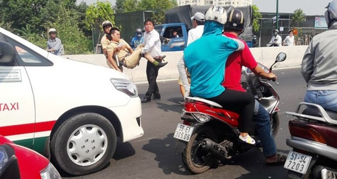  Thanh niên không cố ý lái xe tông CSGT gãy chân 21:07 16/02/2016 1 3.5k 3.5k 1 Điều khiển xe chạy với tốc độ cao nên khi bị CSGT ra hiệu lệnh dừng, Ấn bị bất ngờ đã tông mạnh vào thượng úy Hải khiến 3 người bị thương nặng