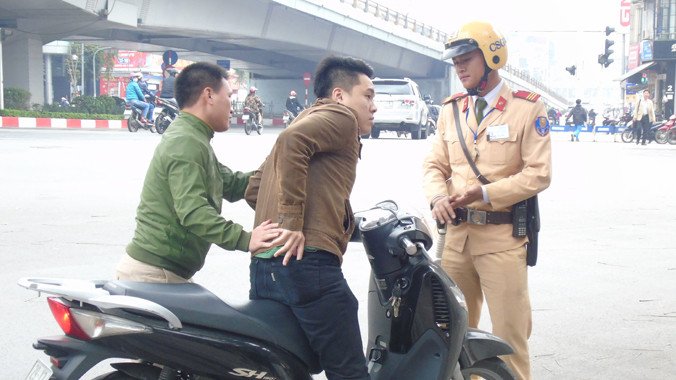 Nhiều thanh niên đầu trần bị CSGT "tuýt còi". Ảnh: Xuân Ân