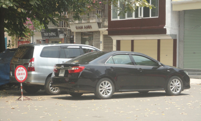 Ô tô “lờ” biển cấm