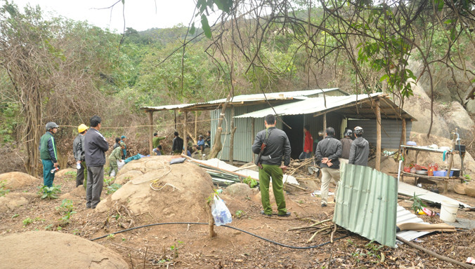 Lán trại xây dựng cho cả chục nhân công ở. Ảnh: N.T