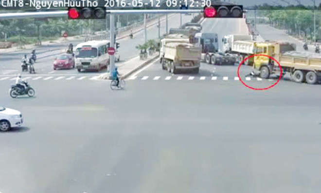 Giám sát giao thông tại nút giao thông Cách mạng Tháng Tám - Nguyễn Hữu Thọ qua camera.