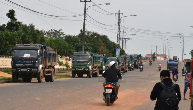 Dân chặn xe vì ô nhiễm quá mức.