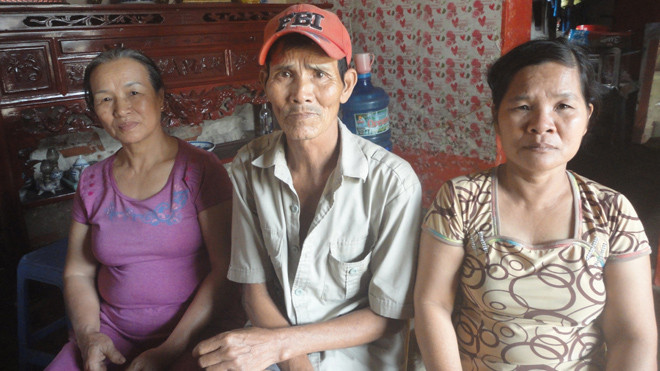 (Từ phải sang): Vợ chồng “liệt sĩ” Nguyễn Đình Dầu và bà Nguyễn Thị Hoàn trong căn nhà xuống cấp. Ảnh: Kiến Nghĩa