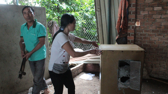  Khổ chủ bên chiếc két sắt bị đục phá.