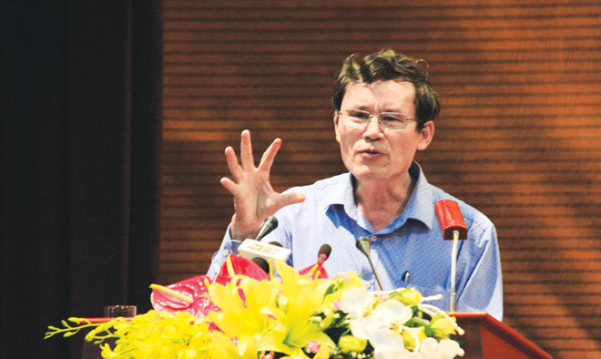 Ông Chế Viết Sơn, Phó Giám đốc Sở Nội vụ thành phố Đà Nẵng đặt câu hỏi tại sao chỉ số hài lòng cao thế, trong khi người dân vẫn phải đi khiếu kiện nhiều, khi tiếp xúc cử tri thì cử tri rất gay gắt. Ảnh: Trường Phong