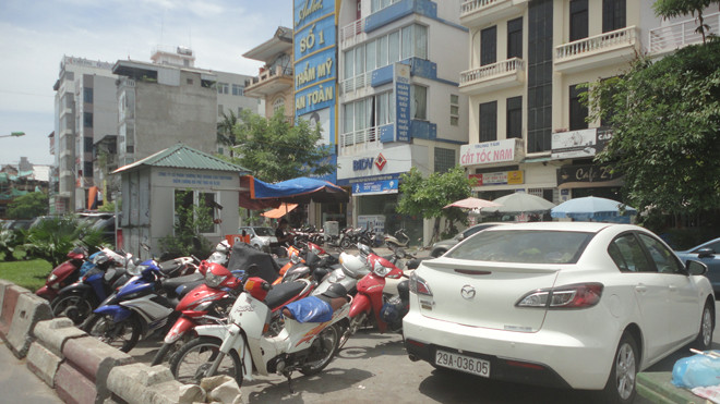Bãi trông xe dưới lòng đường
