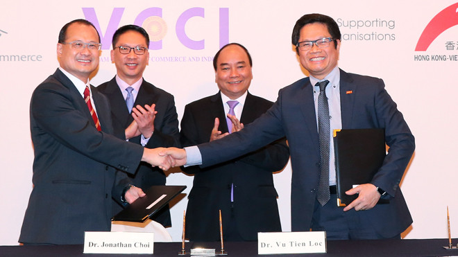 Thủ tướng Nguyễn Xuân Phúc ngày 14/9 chứng kiến lễ ký thỏa thuận hợp tác giữa Phòng Thương mại và Công nghiệp Việt Nam và Phòng Thương mại Hong Kong - Việt Nam. Ảnh: TTXVN