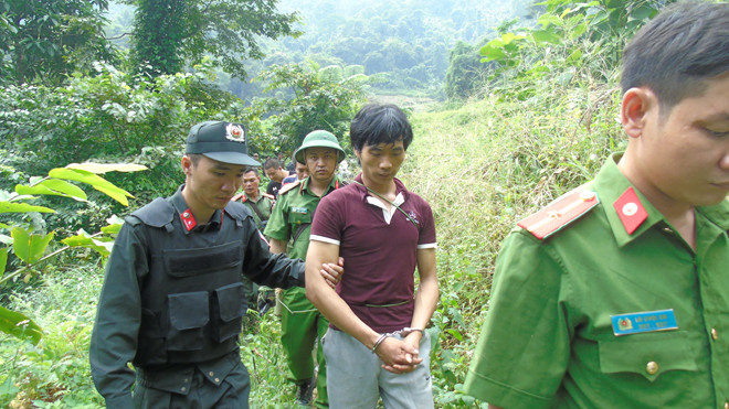 Tẩn Láo Lở bị dẫn giải về nơi lẩn trốn.