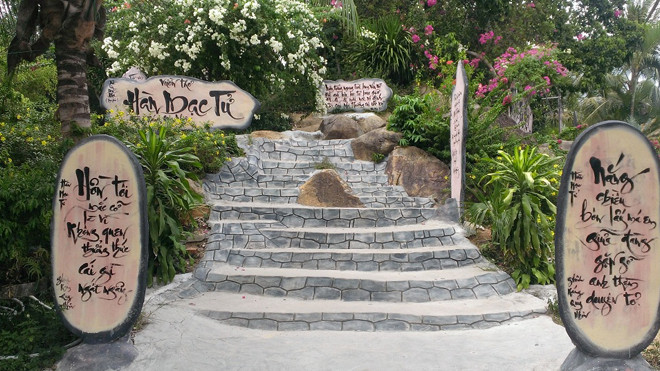 Mộ Hàn Mặc Tử trên Đồi Thi nhân đã trở thành một địa điểm thăm quan rất nổi tiếng của Bình Định.