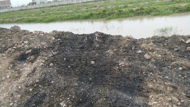 Hiện trường vụ chôn lấp chất thải. Ảnh: Minh Đức