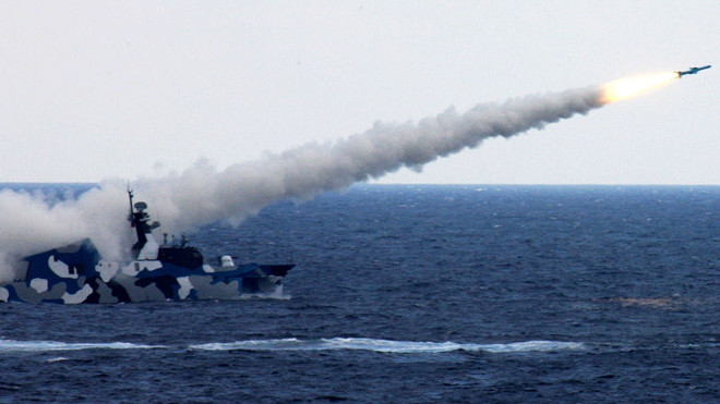 Hải quân Trung Quốc tập trận bắn đạn thật trên biển Đông. Ảnh: People's Daily