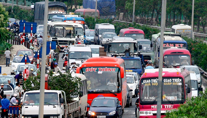 Xăng dầu giảm mạnh, giá cước vận tải vẫn giảm nhỏ giọt. Ảnh: Hồng Vĩnh