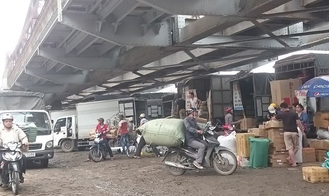 Gầm cầu Long Biên biến thành điểm tập kết, trung chuyển hàng hóa của các tiểu thương.