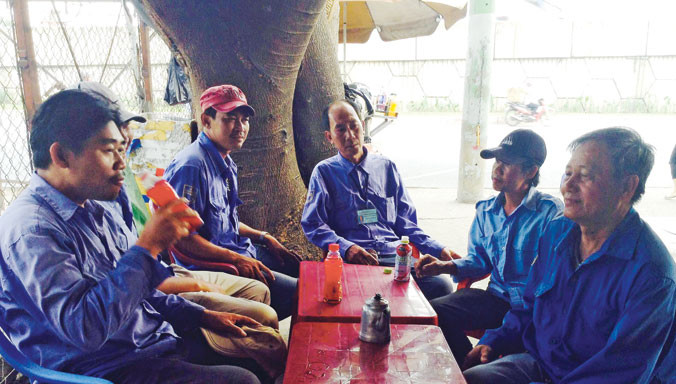 Tổ xe ôm tự quản - “hiệp sĩ xe ôm”, phường Trung Mỹ Tây (quận 12). Ảnh: Văn Hiếu