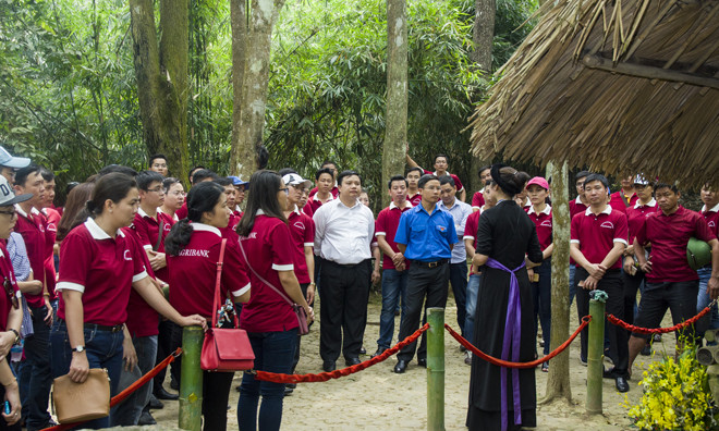 250 cán bộ, đoàn viên, thanh niên Ngân hàng Nông nghiệp và Phát triển Nông thôn (Agribank) đã về thăm di tích lịch sử ngành ngân hàng Hang Bòng và cụm di tích lán Nà Nưa, đình Tân Trào, cây đa Tân Trào.