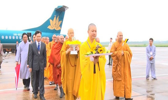 Rước ngọc xá lợi về chùa Hoằng Phúc. Ảnh: Báo Công Lý