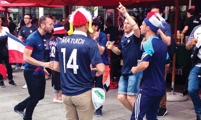 CĐV Pháp ăn mừng đội nhà vượt qua khó khăn để đánh bại CH Ireland. Ảnh: Mai Quỳnh