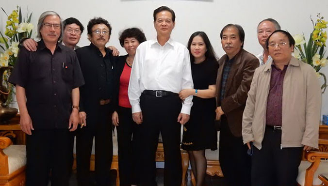 Thủ tướng và các văn nghệ sĩ.