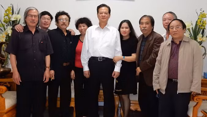Thủ tướng và các văn nghệ sĩ.