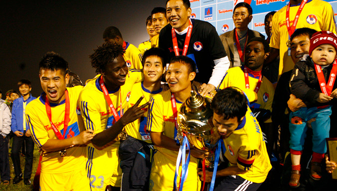 Lần gần nhất các cầu thủ SLNA ăn mừng chiến thắng trận Siêu Cúp QG là năm 2011. Ảnh: VSI