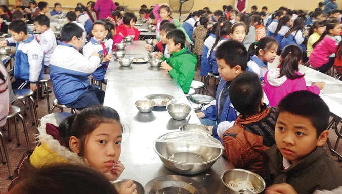 Nhiều phụ huynh không cho ăn bán trú. Ảnh: Nguyễn Hà