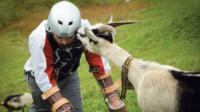 Ông Thomas Thwaites đi lại, ăn uống như con dê. Ảnh: Tim Bowditch