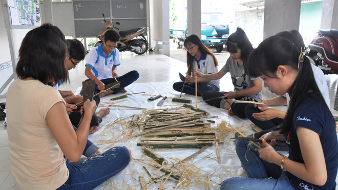 Sinh viên ĐH Cần Thơ đang tập trung làm lồng đèn. Ảnh: Hòa Hội