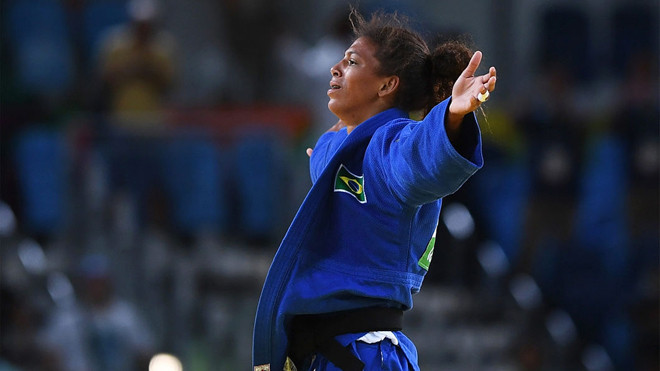 Rafaela ăn mừng tấm HCV Olympic 2016 đầu tiên của nước chủ nhà Brazil. Ảnh: GETTY IMAGES