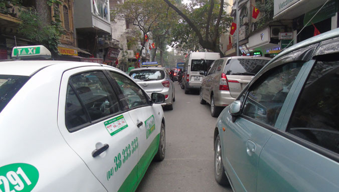 Điểm trông giữ xe tại phố Hoàng Đạo Thúy, Cầu Giấy. Ảnh: Xuân Ân