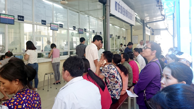 Người nhà bệnh nhân chờ làm thủ tục BHYT tại Bệnh viện Việt Đức (Hà Nội). Ảnh: Như Ý