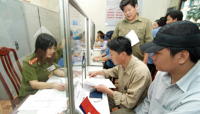 Người dân làm thủ tục đăng ký hộ khẩu. Ảnh: Hồng Vĩnh