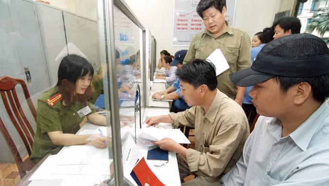 Người dân làm thủ tục đăng ký hộ khẩu. Ảnh: Hồng Vĩnh