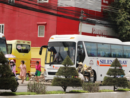 UBND tỉnh Khánh Hòa đình chỉ 3 tháng hoạt động sử dụng lao động người nước ngoài của Cty Silent Bay. Ảnh: Người lao động. 