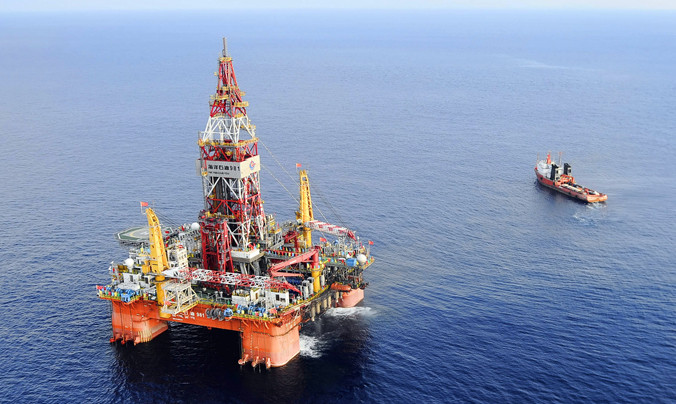 Giàn khoan Hải Dương 981 của Trung Quốc trên biển Đông hồi tháng 5/2012. Ảnh: AP