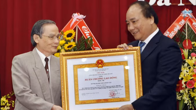 Tháng 11/2014, Phó Thủ tướng Nguyễn Xuân Phúc trao Huân chương Lao động hạng Nhì cho ĐH Duy Tân, Chủ tịch kiêm Hiệu trưởng Lê Công Cơ đón nhận.