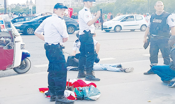 Cảnh sát Pháp khống chế đối tượng tình nghi tại khu vực tháp Eiffel, Paris. Ảnh: TSH.