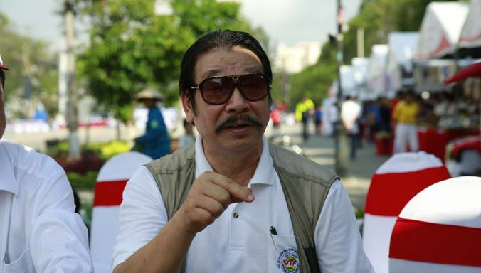 Nguyên Trưởng đoàn TTVN tại các kỳ SEA Games Nguyễn Hồng Minh trao đổi bên lề lễ khai mạc Việt dã toàn quốc và marathon giải báo Tiền Phong lần thứ 57 năm 2016. Ảnh: Hồng Vĩnh