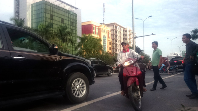 Xe ôm không đội mũ bảo hiểm đi ngược chiều trên đường cao tốc. Ảnh: Thanh Hà