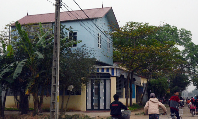 Căn nhà của ông phó chủ tịch xã được xây dựng kiên cố trên đất dịch vụ. Ảnh: Minh Đức