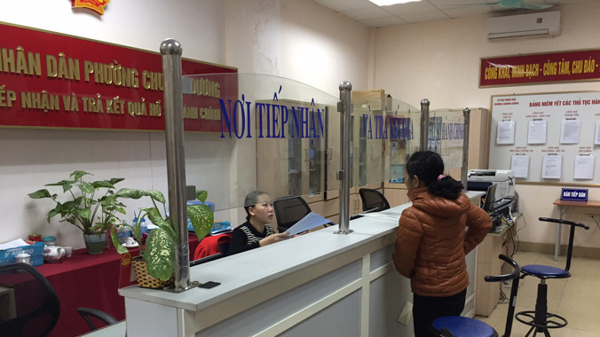 Dù đã 9h30 phút, nhưng mới chỉ có 1 cán bộ làm việc tại bộ phận “một cửa” của UBND phường Chương Dương (quận Hoàn Kiếm)