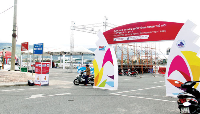 Khu vực đón đoàn thuyền vòng quanh thế giới bố trí ngay bên bờ sông Hàn. Ảnh: Thanh Trần