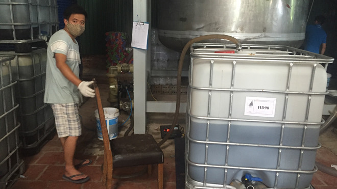 Công nhân đang thực hiện pha chế bất chấp yêu cầu tạm dừng từ chính quyền.