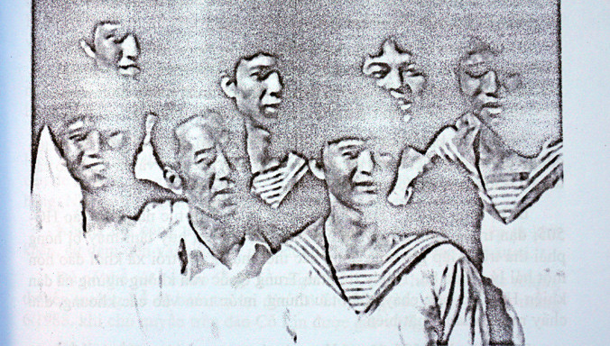 Thuyền trưởng Vũ Huy Lễ (thứ hai, từ trái sang) người chỉ huy tàu anh hùng HQ - 505.