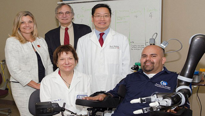 Ông Erik Sorto điều khiển cánh tay máy bằng ý nghĩ. Ảnh: Caltech 