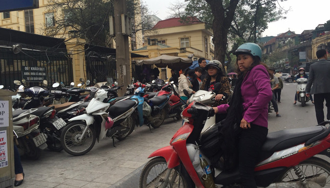 Người nhà bệnh nhân mỏi mắt tìm chỗ đỗ xe BV phụ sản T.Ư 30/3