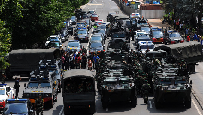 Binh sĩ Indonesia trên đường phố Jakarta ngày 14/1. Ảnh: Xinhua