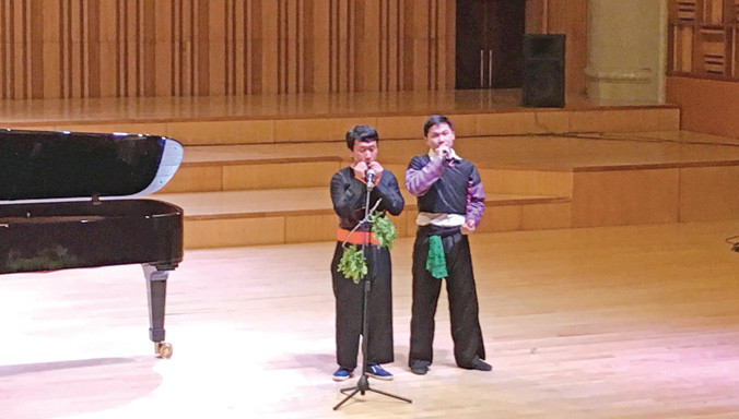 Tiết mục biểu diễn Kèn lá và dân ca Mông tại lễ trao học bổng tối 29/12. Trong ảnh: Giàng A Chín và Cứ A Lang - 2 sinh viên Trường Cao đẳng VHNT Tây Bắc được nhận học bổng của Toyota. Ảnh: Nguyễn Tuấn